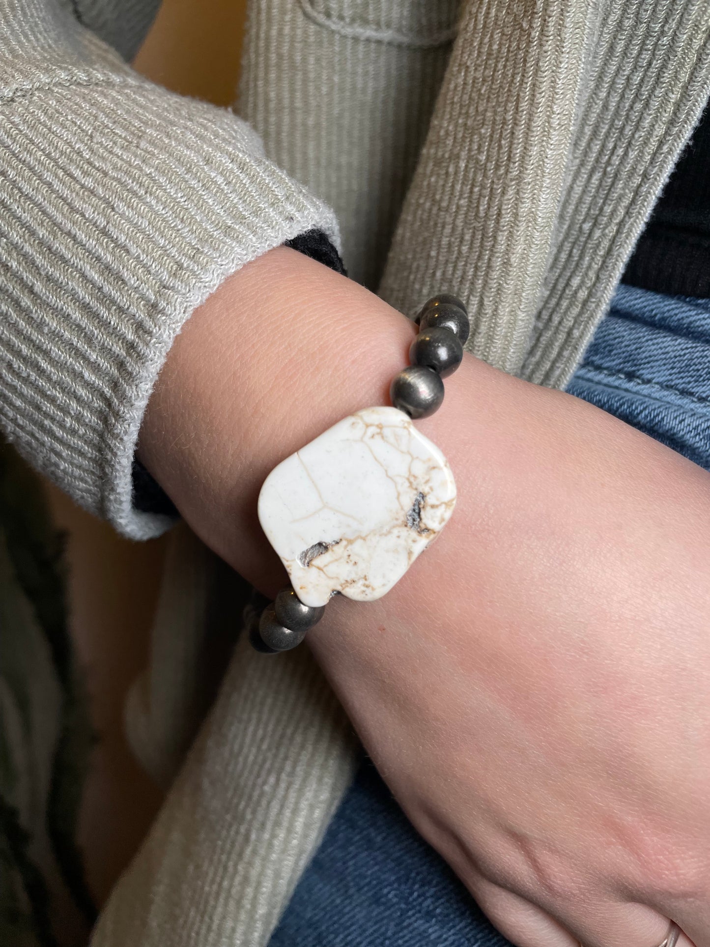 Navajo Pearl White Buffalo Stone Stretch Bracelee