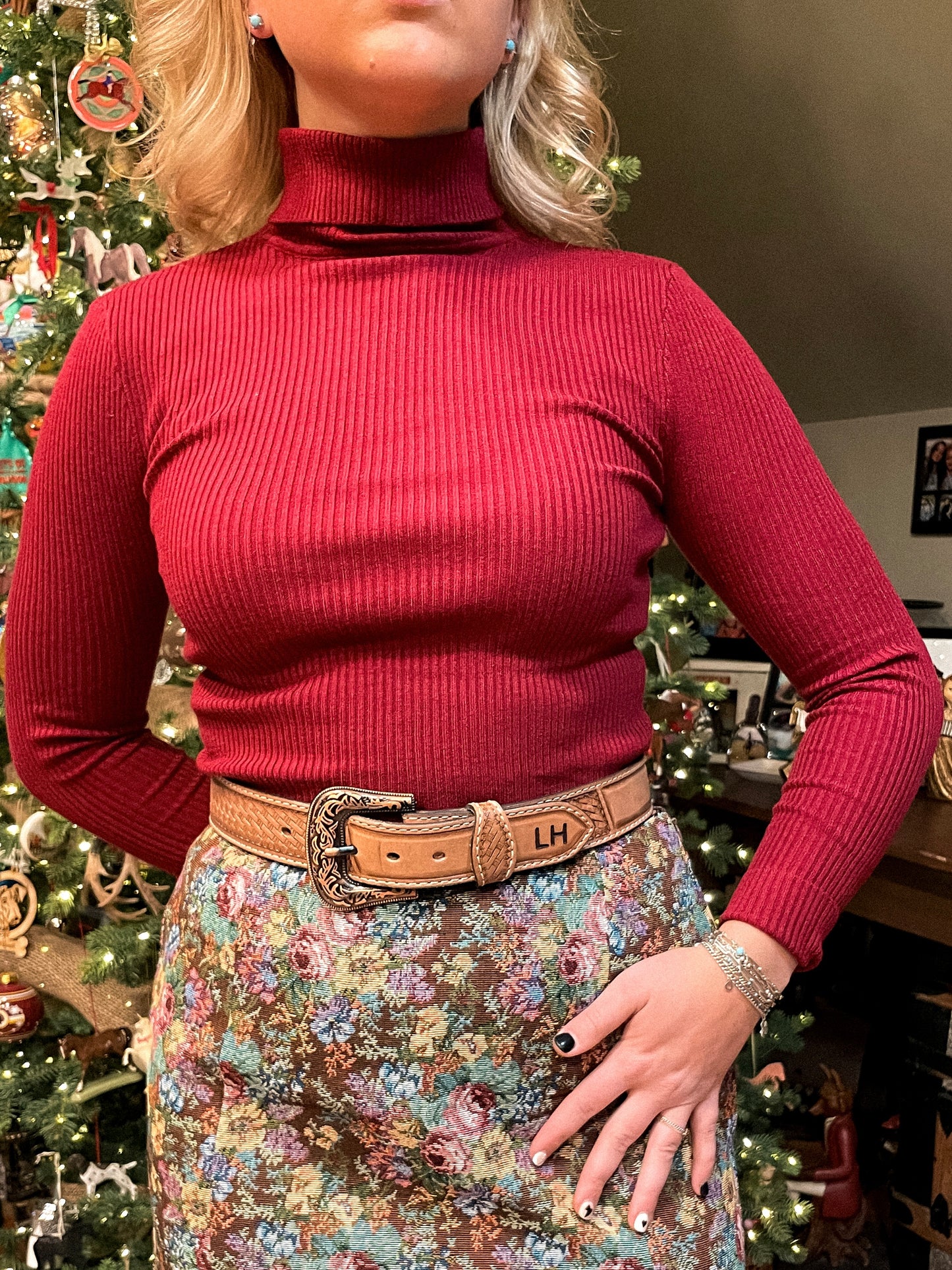 Basic Lightweight Turtleneck Sweater in Cabernet