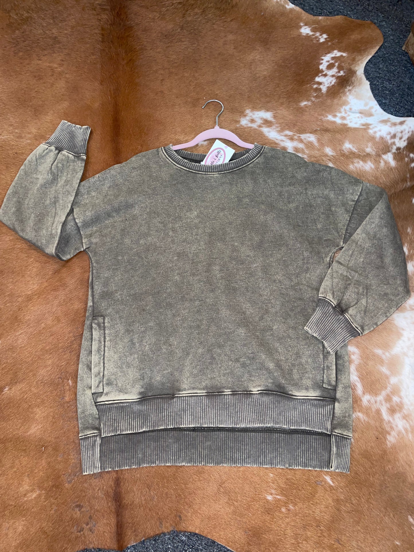 Bisbee Mineral Wash Crewneck Sweatshirt with Pockets // Olive